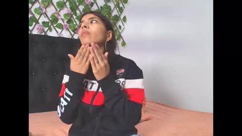 sweetscaarlett online show from April 19, 2026, 2:05 pm