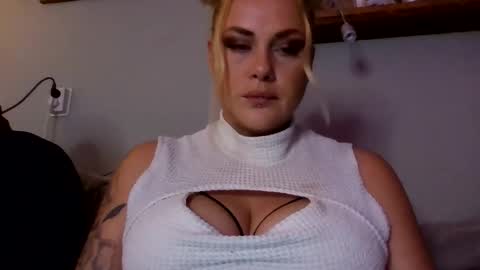 Snapshot of sweetsinz_ chatting on October 11, 2025, 8:51 pm sweetsinz_ online show from October 11, 2025, 8:51 pm