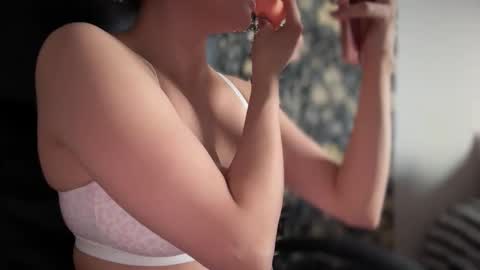 Snapshot of sweetssmashed chatting on November 18, 2025, 10:25 pm sweetssmashed online show from November 18, 2025, 10:25 pm