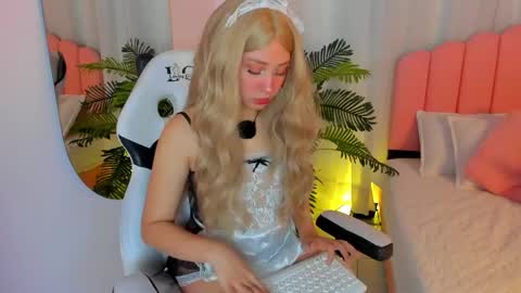 sweett_fire online show from April 23, 2026, 5:37 pm