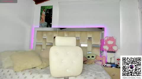  independent model  online show from March 6, 2025, 6:48 pm