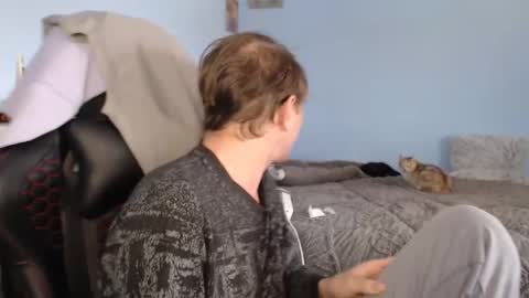 Snapshot of swetieecharmm chatting on January 15, 2026, 12:10 pm Cat online show from January 15, 2026, 12:10 pm