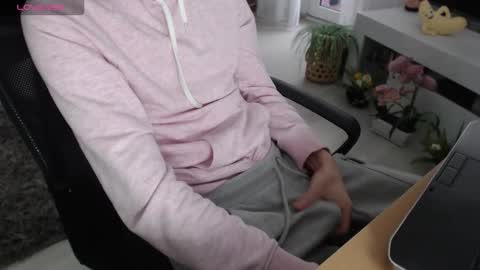 SwetLittleBoy4u online show from December 5, 2025, 8:01 am