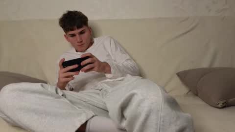 Snapshot of tai_fun chatting on December 3, 2025, 3:32 pm Alex online show from December 3, 2025, 3:32 pm