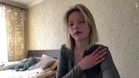 Mia online show from April 29, 2026, 4:11 pm