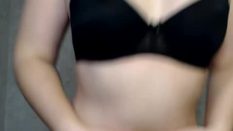 Snapshot of tayagirl chatting on December 3, 2025, 11:14 pm Taya online show from December 3, 2025, 11:14 pm