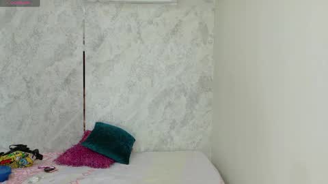 taylor_gil0 online show from May 18, 2026, 1:06 pm