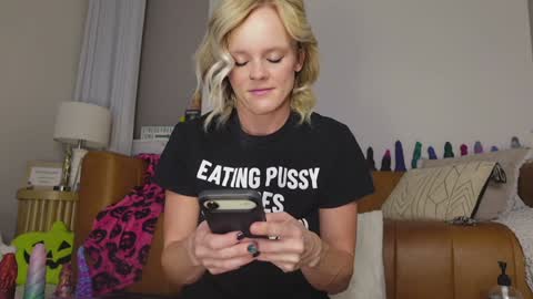 Snapshot of taylor_love_303 chatting on October 24, 2025, 10:11 am Taylor -- online show from October 24, 2025, 10:11 am