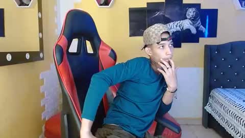 Snapshot of taylor_sophie chatting on October 29, 2025, 8:10 pm Taylor online show from October 29, 2025, 8:10 pm