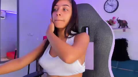 Snapshot of taylor_sophie chatting on October 31, 2025, 9:49 pm Taylor online show from October 31, 2025, 9:49 pm