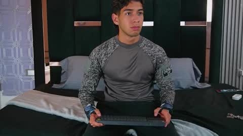 Snapshot of taylorsmiths_ chatting on November 25, 2025, 3:06 am taylorsmiths_ online show from November 25, 2025, 3:06 am