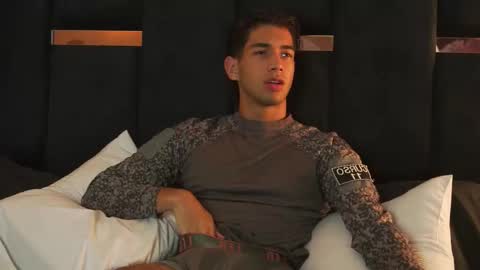 Snapshot of taylorsmiths_ chatting on December 14, 2025, 4:40 am taylorsmiths_ online show from December 14, 2025, 4:40 am