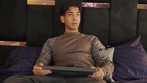 Snapshot of taylorsmiths_ chatting on December 16, 2025, 4:17 am taylorsmiths_ online show from December 16, 2025, 4:17 am