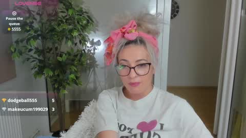 Snapshot of teacherry chatting on February 8, 2025, 6:22 pm Cherry online show from February 8, 2025, 6:22 pm
