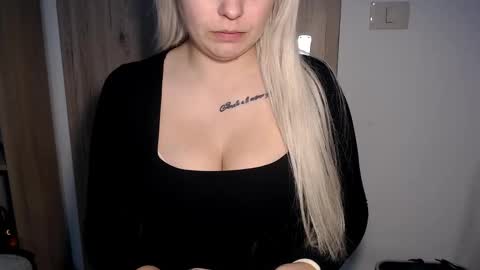 Teeyara  online show from December 14, 2025, 7:47 am