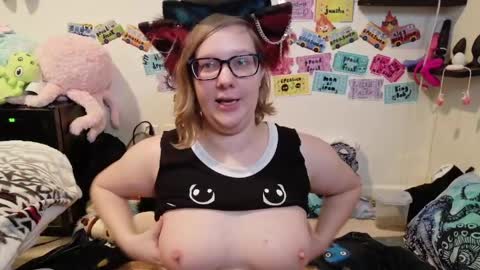 Pixie and Tentacle Overlord online show from May 19, 2026, 1:56 am