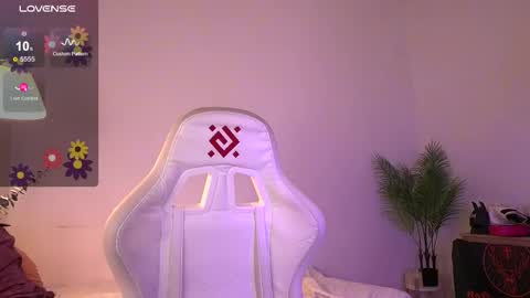 Snapshot of tenderbabyy chatting on December 4, 2025, 10:02 am Amina online show from December 4, 2025, 10:02 am