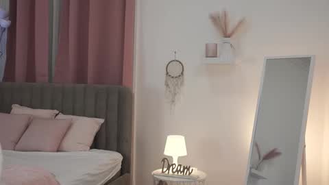 Tessa online show from December 21, 2025, 2:13 pm