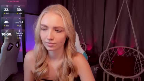 TessaHamilton online show from November 21, 2025, 9:19 am