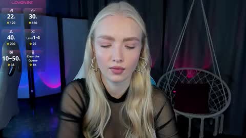 TessaHamilton online show from November 30, 2025, 8:18 am