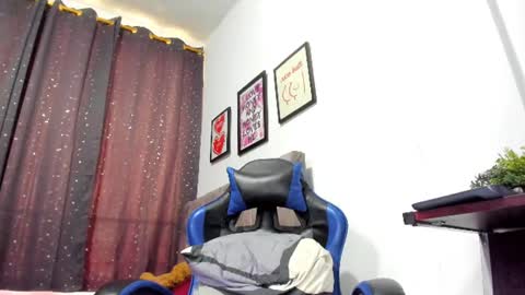 Snapshot of the_skinnyguys chatting on July 5, 2026, 9:33 pm the_skinnyguys online show from July 5, 2026, 9:33 pm