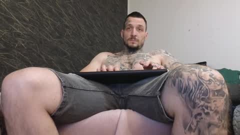 Snapshot of thebestmuscles chatting on January 4, 2025, 4:32 pm John online show from January 4, 2025, 4:32 pm