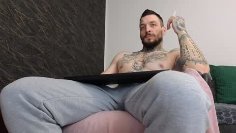 Snapshot of thebestmuscles chatting on February 7, 2025, 8:01 am John online show from February 7, 2025, 8:01 am