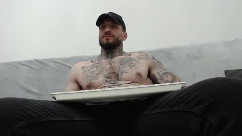 Snapshot of thebestmuscles chatting on November 17, 2025, 8:47 pm John online show from November 17, 2025, 8:47 pm