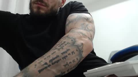 Snapshot of thebestmuscles chatting on November 18, 2025, 8:02 pm John online show from November 18, 2025, 8:02 pm