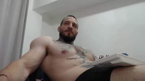 Snapshot of thebestmuscles chatting on December 5, 2025, 8:49 pm John online show from December 5, 2025, 8:49 pm