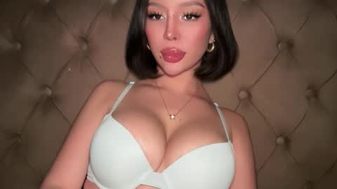 Elle  dont forget to folloW me and thumbs up online show from March 30, 2026, 12:06 pm