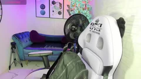 Theia  online show from December 18, 2025, 12:33 pm