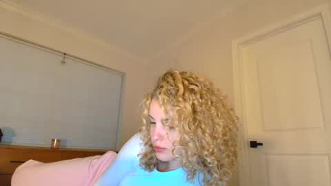 Snapshot of theislandgirl chatting on January 28, 2025, 11:17 pm Lily Marie online show from January 28, 2025, 11:17 pm