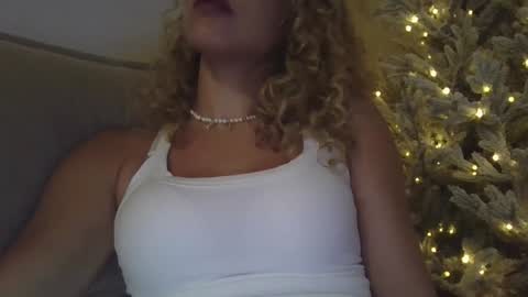 Snapshot of theislandgirl chatting on March 5, 2025, 12:16 am Lily Marie online show from March 5, 2025, 12:16 am