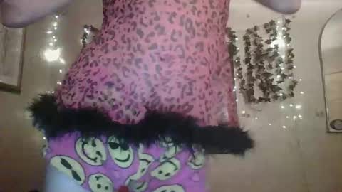 Snapshot of thesillymillie chatting on November 21, 2025, 11:03 pm sillymillie0 online show from November 21, 2025, 11:03 pm