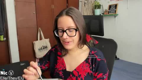 Nicole online show from November 20, 2025, 2:17 pm