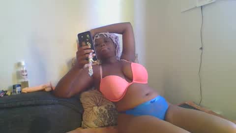 Snapshot of thickie_ chatting on November 17, 2025, 4:40 am thickie_ online show from November 17, 2025, 4:40 am