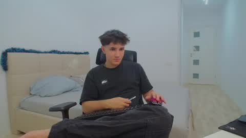 Snapshot of thomas_lawrence chatting on December 14, 2024, 4:12 am Thomas Lawrence online show from December 14, 2024, 4:12 am