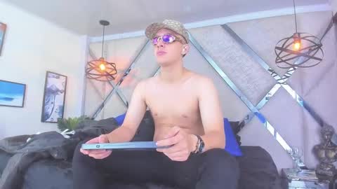 Snapshot of thomas_may4rs chatting on February 25, 2025, 4:24 am ---Thomas--- online show from February 25, 2025, 4:24 am