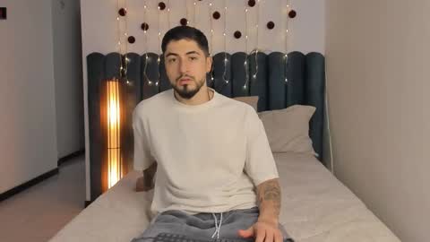 Snapshot of thomasmarzo1 chatting on December 3, 2025, 6:17 pm sweetfit boy online show from December 3, 2025, 6:17 pm