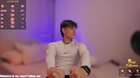 Snapshot of thomklein chatting on October 22, 2025, 7:35 pm Thom Klein online show from October 22, 2025, 7:35 pm