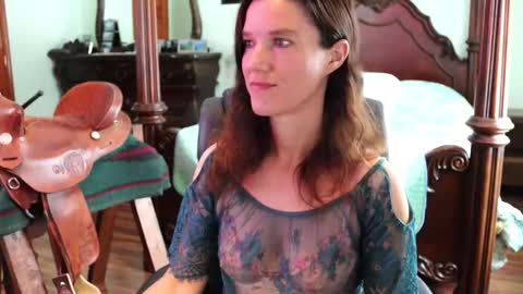 Snapshot of thornbury_rose chatting on November 29, 2025, 7:06 pm ThornburyRose online show from November 29, 2025, 7:06 pm