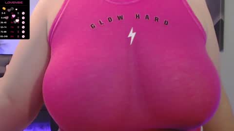 Snapshot of tiabellaxxx chatting on March 6, 2025, 1:27 am Tia Bella online show from March 6, 2025, 1:27 am