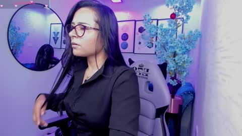 Snapshot of tiara_r chatting on January 6, 2026, 3:43 am Tiara online show from January 6, 2026, 3:43 am