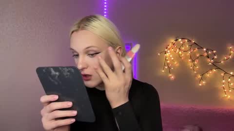 Snapshot of tiffany2005 chatting on November 18, 2025, 10:20 am Amira online show from November 18, 2025, 10:20 am