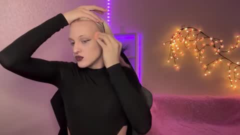 Snapshot of tiffany2005 chatting on November 19, 2025, 9:42 am Amira online show from November 19, 2025, 9:42 am