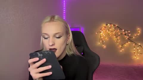 Snapshot of tiffany2005 chatting on November 21, 2025, 9:19 am Amira online show from November 21, 2025, 9:19 am