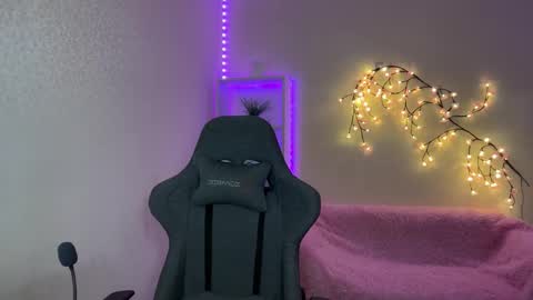 Snapshot of tiffany2005 chatting on December 1, 2025, 11:37 am Amira online show from December 1, 2025, 11:37 am