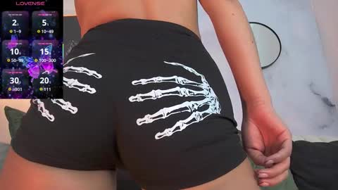 Snapshot of tiffany_low chatting on October 27, 2025, 3:27 pm tiffany_low online show from October 27, 2025, 3:27 pm