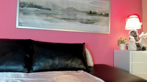 Stefany Suarez online show from December 17, 2025, 6:25 pm